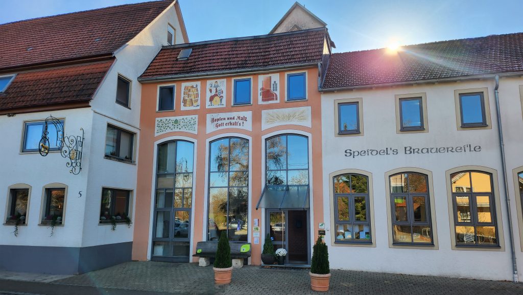 Außenansicht von Speidel’s BrauManufaktur mit Gasthof und Brauerei auf der Schwäbischen Alb