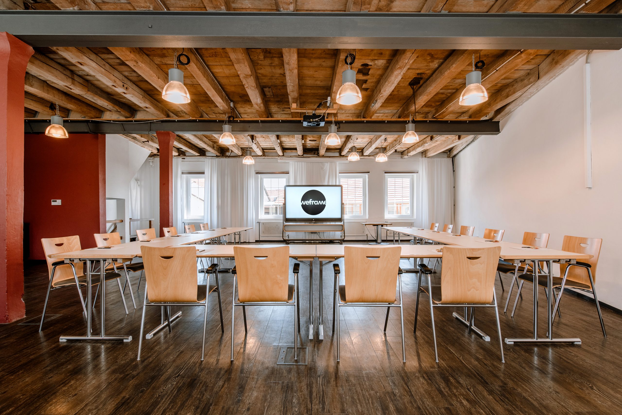 Tagungsraum Malzlager in Speidel’s BrauManufaktur in Hohenstein – heller Seminarraum mit Holzbalkendecke, moderner Technik und natürlichem Ambiente auf der Schwäbischen Alb.